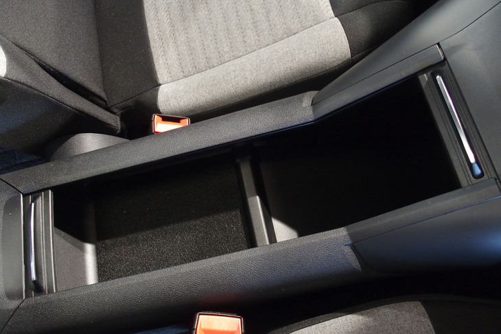 シトロエン・ベルランゴMAX BlueHDi(センターコンソールボックス)