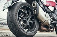 幅190mmという極太のタイヤが目を引く、リアの足まわり。サスペンションには、オイルと空気が混ざるのを防ぎ、減衰力を安定させるために分離加圧式のダンパーを用いている。