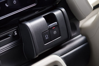 電動パーキングブレーキ、ブレーキホールド機能などを「G」グレード以外のモデルに採用。