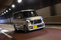 0.66リッター3気筒ターボエンジンは自主規制値いっぱいの最高出力64PSを発生。新型からターボエンジンは「カスタム」でしか選べなくなった。