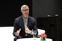 日本発表会でのメディアセッションより、フェラーリのヘッド オブ プロダクト マーケティングを務めるエマヌエレ・カランド氏。