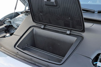 フロントボンネット下に「フランク」と呼ばれる収納スペースを用意。充電用のケーブルなどを収めるのにもぴったりなサイズ感だ。容量は7リッター(欧州仕様値)。