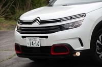 最新のシトロエンに共通する個性的なフロントマスク。ダブルシェブロンエンブレムからデイタイムランニングライトにつながる部分には通風孔が開けられていない。