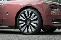 足もとには、これが「約100年ぶりの採用」とされる23インチのホイールを装着。タイヤはBEV用の「ピレリPゼロELECT」で、シーリング剤が仕込まれている。