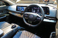 2枚の大型スクリーンが目を引くインストゥルメントパネルまわり。インターフェイスにはさまざまな新機軸が取り入れられている。