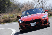 サスペンション形式はフロントがストラットで、リアがマルチリンク。「M40i」には電子制御式ダンパーを備えた「アダプティブMスポーツサスペンション」が標準装備となる。