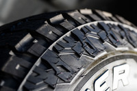 パターンはサイドウォールにまで伸びており、柔らかい路面などでは中央とサイドの両面でトラクション能力を発揮する。