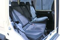 折り畳み可能な「ランドクルーザー“70”」の後席。骨格やクッションをランクルファミリーのトップモデル“300”系から流用するなどして、快適性の向上が図られている。