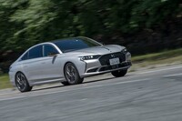 1.6リッターターボエンジンと前輪用の駆動用モーターを組み合わせたプラグインハイブリッドパワートレインのシステム出力は250PSと公表されている。