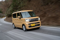 パワーユニットは全車が最高出力2.6PS/最大トルク40N・mのモーターを備えたマイルドハイブリッド。自然吸気モデルのエンジンは49PSを発生する。