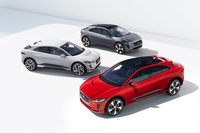 内燃機関を搭載したクルマでは不可能なスタイリングを除くと、「Iペース」にEVであることを過度に主張するような部分はない。
明照寺:「青や緑のアクセントカラーもそうですが、もうユーザーは、EVにことさら未来的だったり、エコだったりといったイメージを求めてはいないのかもしれません」