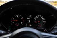 メーターパネルは速度計に加えてエンジン回転計も備えたスポーティーな2眼式。中央には燃費情報や運転支援システムの作動状態などを示すマルチインフォメーションディスプレイが装備される。