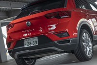 リアまわりでは水平に通したプレスラインで力強さをシンプルに表現。平板なデザインの新たなブランドロゴバッジは「今後導入するモデルから」ということで、「Tロック」には旧来のブランドロゴバッジが付いている。