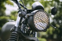 野性味を醸し出すメッシュ状のヘッドランプグリル(写真)は、標準で装着される。