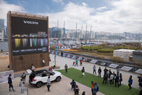 ボルボパビリオンから見た香港の街並みとさん橋の様子。