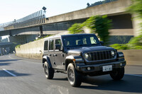 駆動システムには電子制御式センターデフを備えた「セレクトラック フルタイム4×4」を採用。パートタイム4WDとフルタイム4WDの特徴を併せ持つシステムで、「4H AUTO」モードでは、前後輪の駆動力を自動で可変分配する。