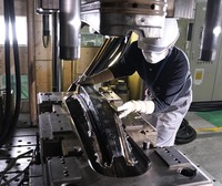 これらのCFRP部品は、アルミパーツやハイテン材(高張力鋼板)との複合で用いられ、車両1台あたり約80kgの軽量化を実現するという。