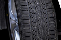 接地圧を均一化するプロファイルの開発によって、耐偏摩耗性能を向上。ロングライフ化=経済性にも配慮している。