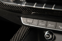 ダッシュボードに備わる走行モード切り替え機構「DRC(ダイナミックライドコントロール)」のスイッチ。「オート」「コンフォート」「ダイナミック」、各制御を個別に調整できる「インディビジュアル」の4つのモードが備わる。