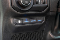 走行モードの切り替えスイッチは、ダッシュボードの左端に配置。うっかりするとフューエルリッドオープナーを間違えて押しそうになる。