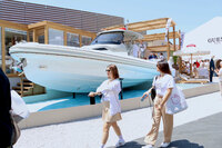 以下写真では、本文に記しきれなかった出展者も含めて紹介する。クラシコイタリアを代表するブランド、キートンは、全長約13mのヨットを持ち込んで、ファッショニスタたちの度肝を抜いた。