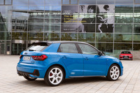 2018年6月に本国ドイツで発表された新型「A1スポーツバック」。マッシブなフェンダーまわりなど、往年の「アウディ・スポーツクワトロ」を思わせる意匠が目を引く。