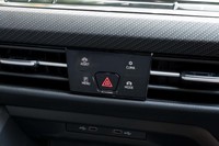 エアコンや先進運転支援システムなどのセッティングは、ダッシュボード中央のタッチスイッチで呼び出してセンタースクリーンで操作する。