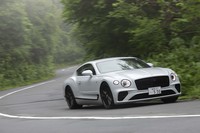 ワインディングロードを駆け抜ける「コンチネンタルGT」。今回は、6リッターW12モデルとともにラインナップされている4リッターV8モデルに試乗した。