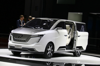 「アイコニック」はアラン・ウー氏による新興EVメーカー。同じくウー氏が設立メンバーを務めるドバイの「Wモータース」と共同でブースを出展した。写真の「セブン」は、ワンボックスカーとしてはかなりモダン。