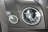 LED式のアダプティブヘッドライトの中に、「BENTLEY」の文字が入る。ライトユニット内のリフレクターも、独特の形状を採用している。