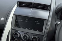 ダッシュボード中央の「EST.1935 JAGUAR COVENTRY」の文字列は今回のマイナーチェンジで加えられた。