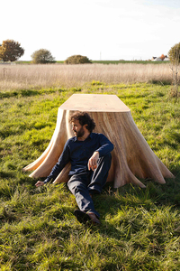 トマ・ドゥ・リュサック氏と、彼がデザインしたテーブル「ラシーン・カレー」。