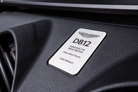 「DB12」のエンジンルームには、「HAND BUILD IN GREAT BRITAIN」と記され、車両完成後の最終検査を行った担当者の名前が入るプレートが備わる。