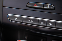 5つの走行モードのうち、「レース」モードと「スポーツ」モードについては操作画面を介さず、センタークラスターの「R.S.ドライブ」スイッチを押すだけで呼び出すことができる。