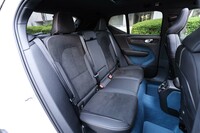 3人掛けの後席。ブルーが鮮やかなドアの内張りやカーペットには、ペットボトルの再生材が用いられている。