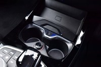 前席のカップホルダー前方には、スマートフォンの非接触充電トレーを配置。「2シリーズ グランクーペ」の全モデルに標準で備わる。