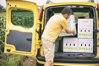 「カングー」の荷室は、5人乗車時でも幅1121mm、高さ1155mm、奥行き611mmのたっぷりサイズ。後席を前方に倒せば、奥行きは1803mmにまで拡大できる。観音開きのドアをロックしておけば、積み込みも楽々。