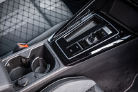 指先だけで軽く動き、誤操作の心配が少ないシフトセレクター。ディーゼルエンジンに組み合わされる7段「DSG」は、うっかりすると存在を忘れてしまうほどシームレスに変速する。