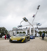 「グッドウッド・フェスティバル・オブ・スピード」の会場に立ち寄ったマクラーレンの車列。後方に見える巨大なオブジェは、ポルシェの75周年を記念して製作された。