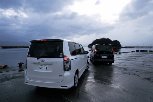 【スペック】日産セレナ ハイウェイスター(右):全長×全幅×全高=4725×1725×1840mm/ホイールベース=2860mm/車重=1610kg/駆動方式=FF/2リッター直4DOHC16バルブ(137ps/5200rpm、20.4kgm/4000rpm)/価格=240万4500円
