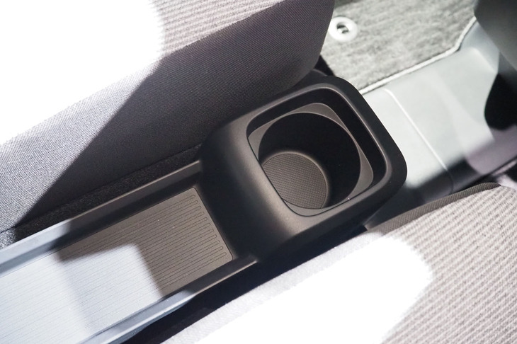 ホンダN-ONE e:(カップホルダー)