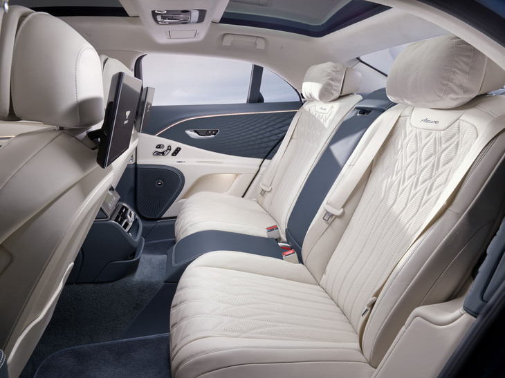 「フライングスパー アズール」の車内(後席)。