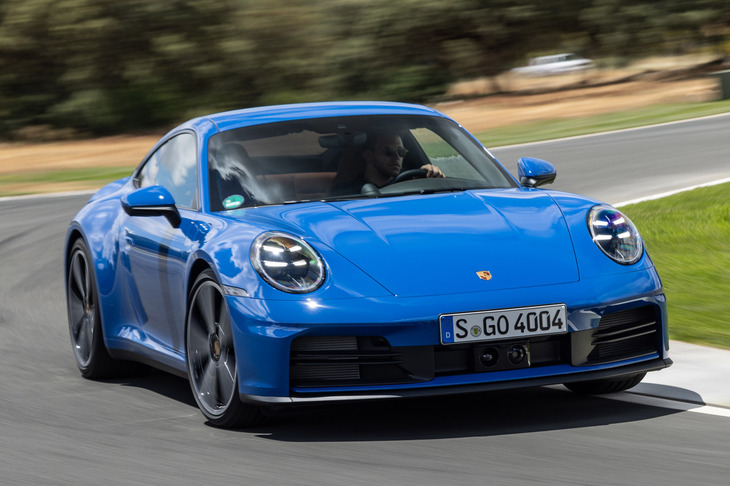 デザインの面でもポルシェのご本尊となっている「911」。確固としたイメージを守るためか、いずれの世代でも、丸みを帯びたボディーフォルムに、丸目2灯の“カエル顔”、どーんと張り出したリアフェンダー……と、核となるモチーフが常に受け継がれている。