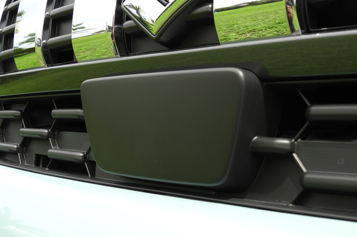 スズキ・スペーシア ギア ハイブリッドXZターボ(先進運転支援システム用のミリ波レーダー)