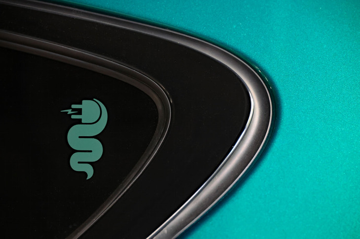 アルファ ロメオといえば“蛇”のマークがおなじみだが、PHEVモデルでは、それもプラグを模したオリジナルデザインとなっている。