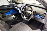 「必要十分な装備と航続距離を備え魅力的な価格を実現した」と紹介される「EX30プラス シングルモーター」のインストゥルメントパネル。