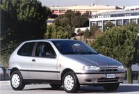 1996年「フィアット・パリオ」。ワールドカーを掲げ、南米、トルコ、インドなど世界各地で生産したが、ルノー傘下のダチアのようには育たなかった。