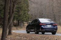 最小回転半径は5.7mだが、後輪操舵をチョイスした場合は5.3mとコンパクトカー並みに小さく回れるようになる。