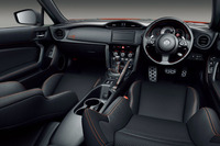 黒を基調とした室内には、オレンジのステッチがあしらわれている。