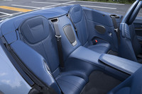 フロントと同じく上等な仕立てのリアシート。シートのブルーと、ボディーに映り込んだ青空とのマッチングが美しい。